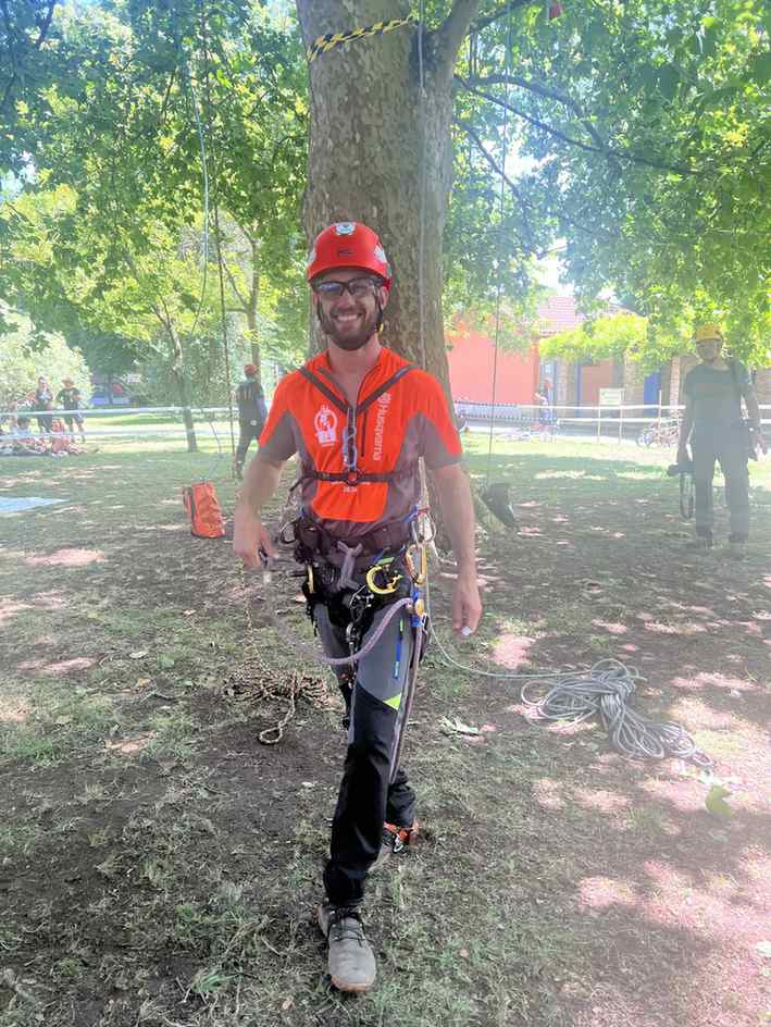 Fernando Albert equipado para competir, con el arnés y los sistemas preparados para la prueba.