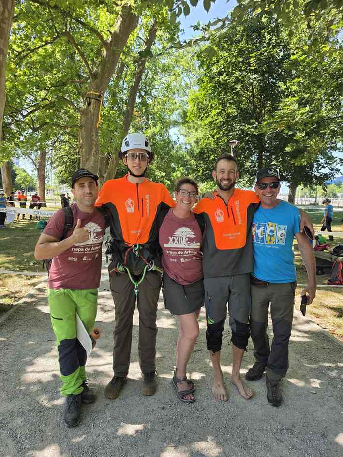 Fernando, Paloma, Viktor von Magnus, Carlos y Kike durante una de las jornadas preliminares. la ultima prueba de este grupo, la trepa rapida.