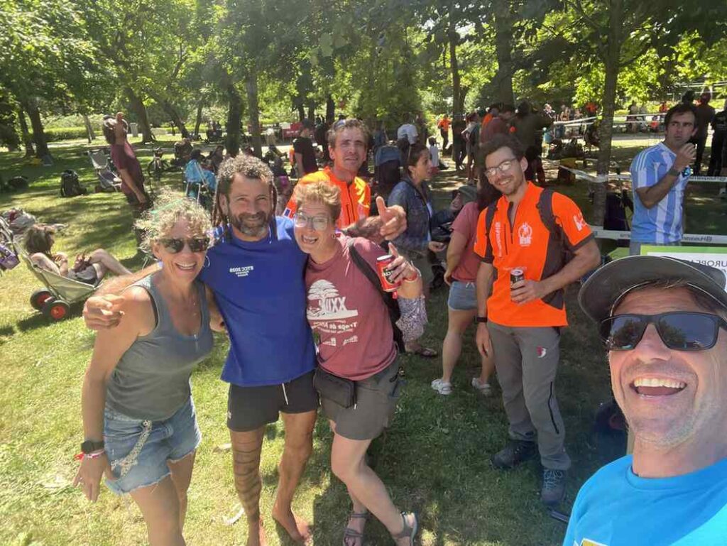 Arboristas y voluntarios de distintos países compartiendo el ambiente después de las pruebas.