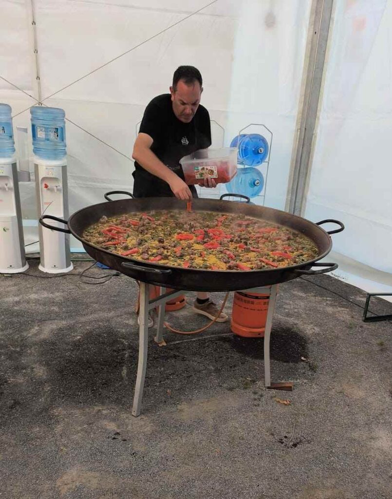 elaboracion paella del equipo de valencia