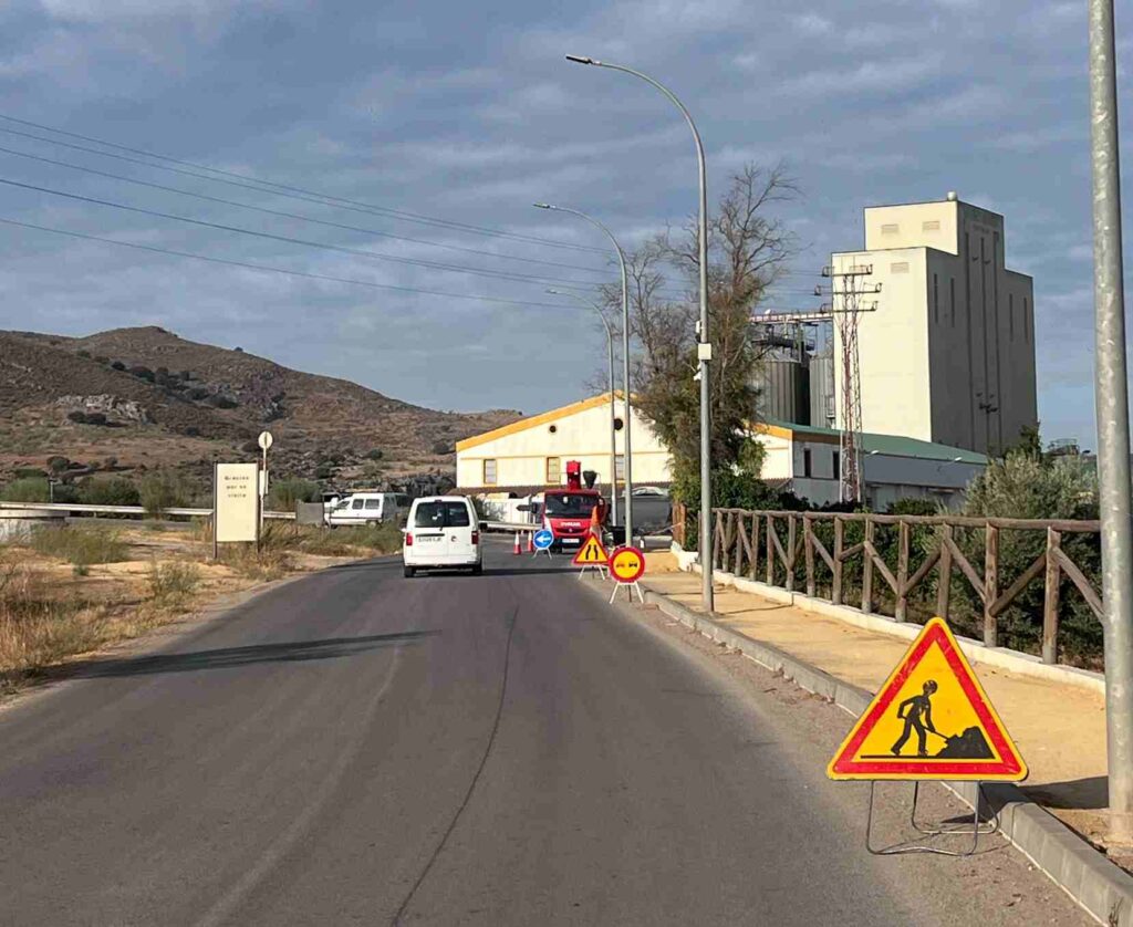 señalizacion y trabajos en cesta elevadora en Almargen