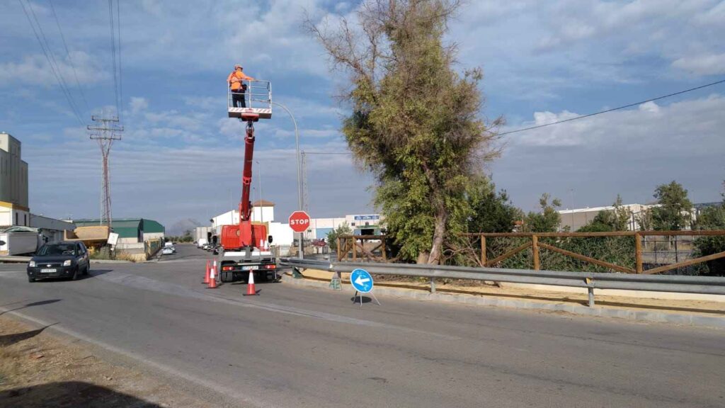 señalizacion y trabajos en cesta elevadora